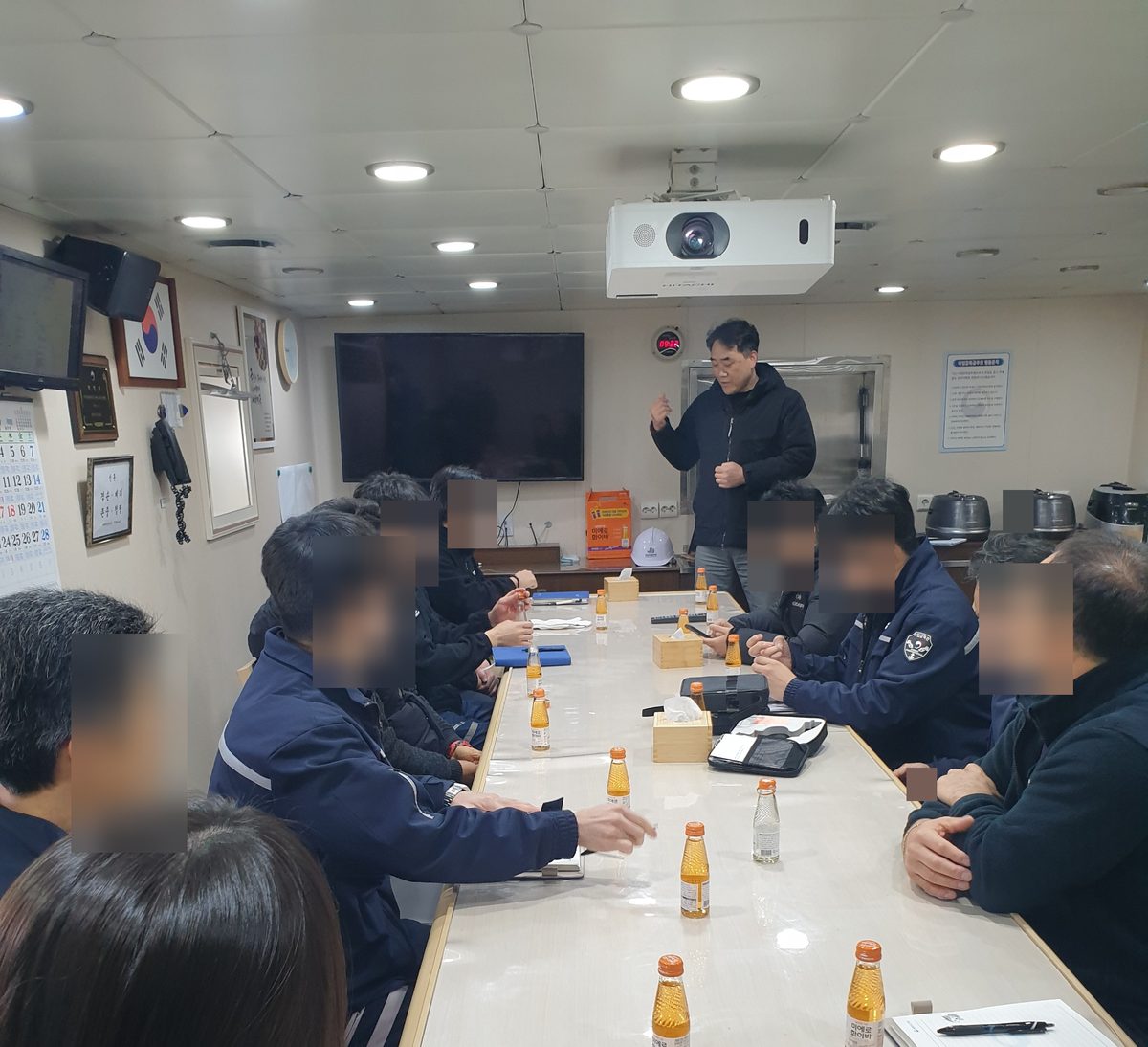국가어업지도선 선내에서 진행한 승무원 안전교육
